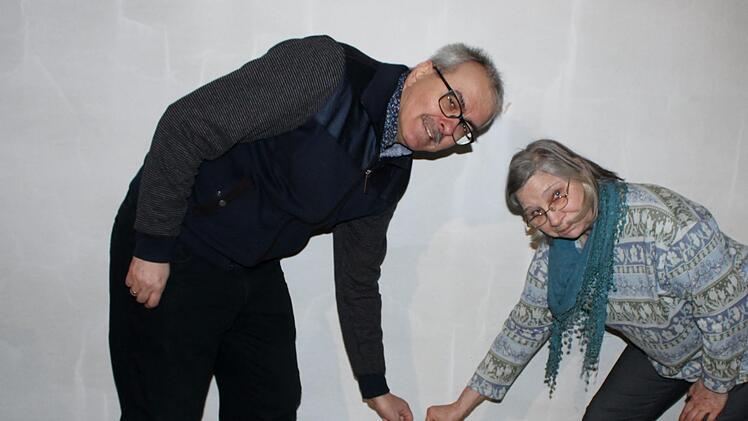 Diakon Christoph Glaser und Patrizia füttern den Schredder.  Werner Vogel