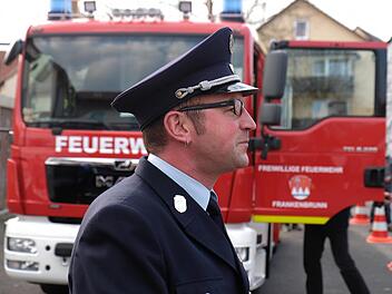 Kommandant Torsten Büchner vor dem neuen Feuerwehrauto. Gerd Schaar