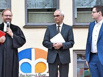 Pfarrer Johannes Kestler (von links) und Diakon Wolfgang Streit führten Simon Bayer jetzt auch offiziell als neuen Leiter des Seniorenzentrums Hephata ein. Foto: Evi Seeger