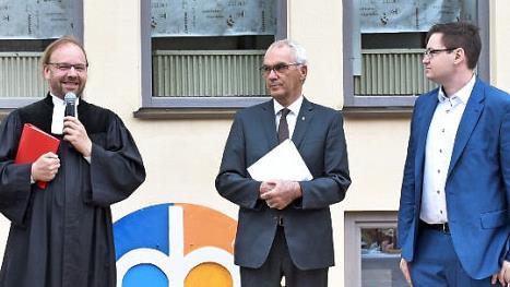 Pfarrer Johannes Kestler (von links) und Diakon Wolfgang Streit führten Simon Bayer jetzt auch offiziell als neuen Leiter des Seniorenzentrums Hephata ein. Foto: Evi Seeger