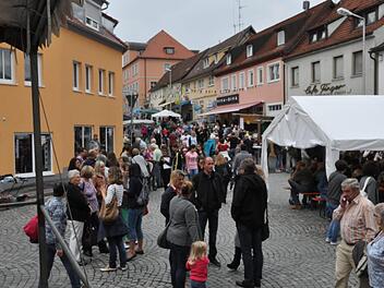 Die Hauptstra&szlig;e ist am Flohmarkt am Kirchweihsamstag immer gut gef&uuml;llt - wie hier im Jahr 2016. Wegen des Coronavirus sind nun sowohl die Werbewoche als auch die Kirchweih abgesagt worden. Archiv/Martin Schweiger