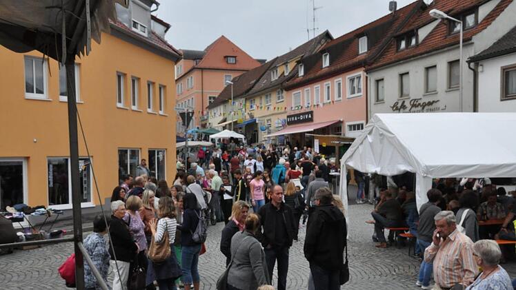 Die Hauptstra&szlig;e ist am Flohmarkt am Kirchweihsamstag immer gut gef&uuml;llt - wie hier im Jahr 2016. Wegen des Coronavirus sind nun sowohl die Werbewoche als auch die Kirchweih abgesagt worden. Archiv/Martin Schweiger