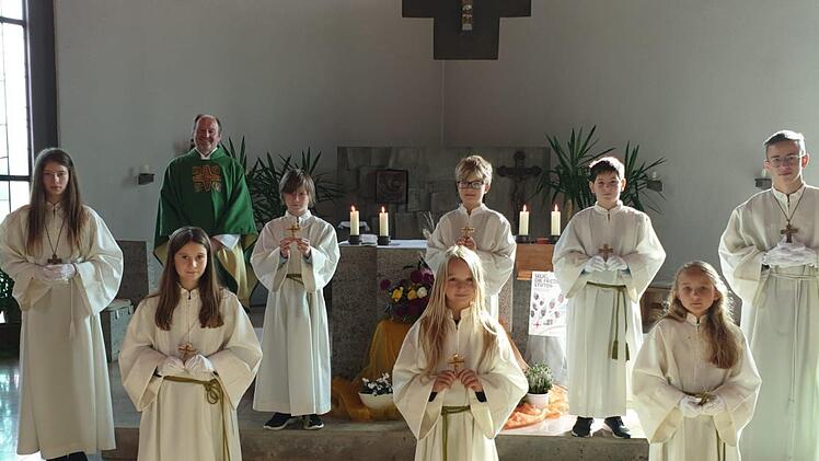 Die neuen Ministranten: (vorne von links) Lotte Ebert, Layla Franz, Lenya Huppmann, (hinten) Obermini Lena Schaub, Vincent Hauk, Linus Warmuth, Lias Schärpf und Obermini Lars Hoffmann-Feeser. Foto: Margarete H. privat