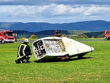 Feuerwehrleute probten auf dem Kulmbacher Verkehrsflugplatz, was zu tun ist, wenn ein Kleinflugzeug abgest&uuml;rzt ist.