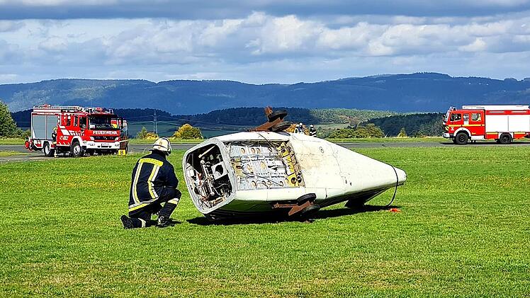 Feuerwehrleute probten auf dem Kulmbacher Verkehrsflugplatz, was zu tun ist, wenn ein Kleinflugzeug abgest&uuml;rzt ist.