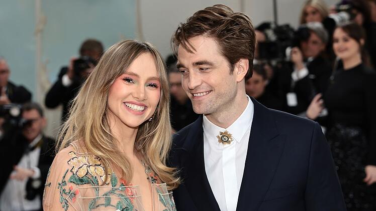 Suki Waterhouse und Robert Pattinson sind seit 2018 ein Paar. Wer aber ist die Frau an der Seite des "Twiligh"-Stars?