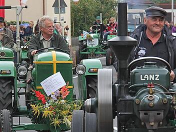 Ein großer historischer Festzug war der Höhepunkt von Plootzfest und 20-jährigem Jubiläum der Bulldogfreunde Vorrhön. Zahlreiche Zuschauer säumten die Straße, als die historischen Traktoren und Fußgruppen durch Obererthal zogen.  Fotos: Gerd Schaar