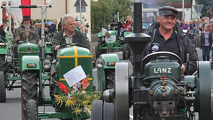 Ein großer historischer Festzug war der Höhepunkt von Plootzfest und 20-jährigem Jubiläum der Bulldogfreunde Vorrhön. Zahlreiche Zuschauer säumten die Straße, als die historischen Traktoren und Fußgruppen durch Obererthal zogen.  Fotos: Gerd Schaar