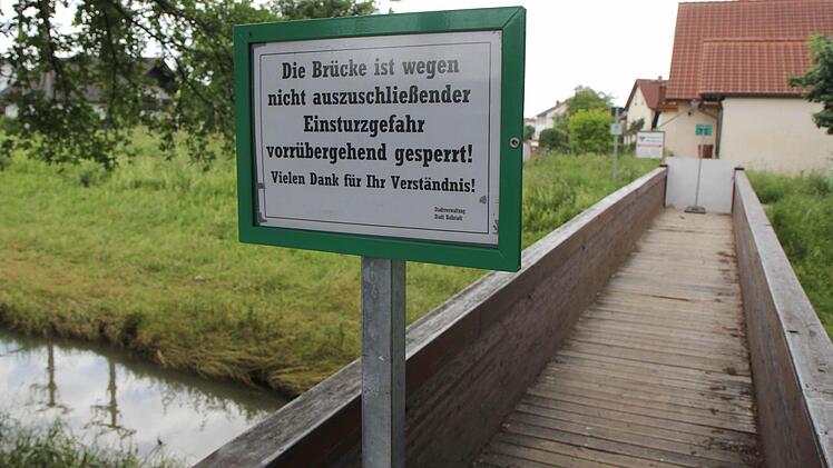 Inzwischen ist der Gründleinsbach wieder ein friedliches Rinnsal und der Steg gesperrt. Foto: Michael Gründel