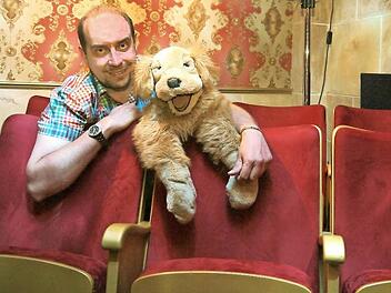 Erfolgsteam: Marcus Geuss und Oskar feiern das 15-jährige Bestehen der Grüber "Zauberwelt". Am Sonntag hat das Kleinkunst-Theater zum "Tag der offenen Tür" geöffnet. Foto: Berthold Köhler