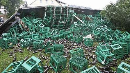 Die Unfallstelle war übersät mit Kästen und Scherben. Fotos: Stefan Johannes