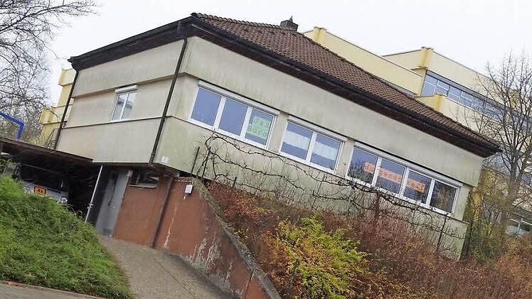 Von einer Schieflage kann nicht die Rede sein, auch steht der Jugendtreff nicht auf der Kippe. Und doch soll sich in nächster Zeit einiges ändern. Dazu sollen auch Ideen Eberner Meisterschüler beitragen, wie man das Gebäude attraktiver gestalten kann.  Foto: Johanna Eckert