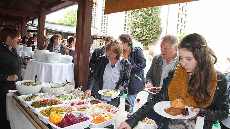 Riesenandrang bei der Geburtstagsparty von Dekan Hans Roppelt