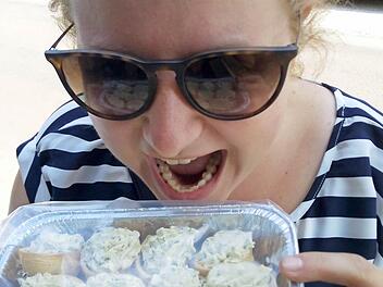 Julia Voll kann es fast nicht abwarten, bis die gefrorenen Schnecken warm zum Verzehr sind. Fotos: Julia Voll / Christian Schäfer