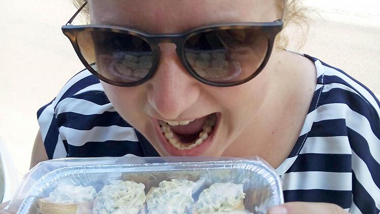 Julia Voll kann es fast nicht abwarten, bis die gefrorenen Schnecken warm zum Verzehr sind. Fotos: Julia Voll / Christian Schäfer