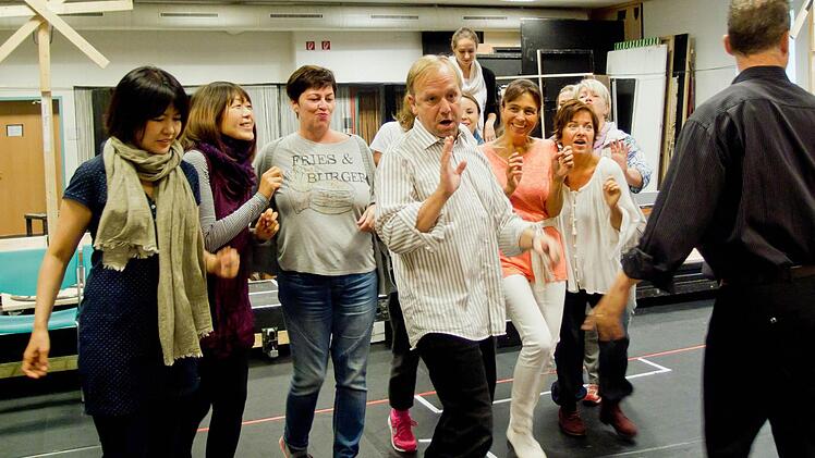 Gastregisseur Tobias Materna bei der Probenarbeit an "Ball im Savoy". Foto: Jochen Berger
