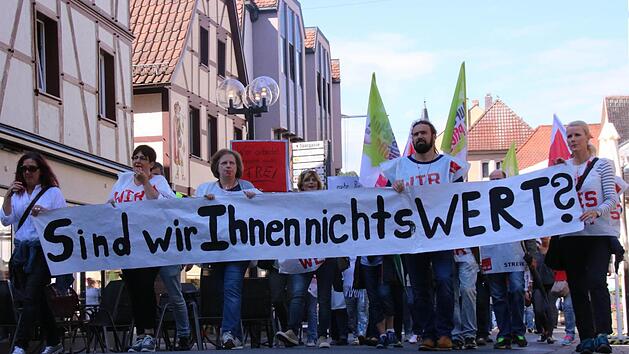 Rund 100 Mitarbeiter der Helios-Kliniken Bad Kissingen und Hammelburg zogen vom St. Elisabeth Krankenhaus in die Innenstadt Bad Kissingens. Sie demonstrieren f&uuml;r bessere Arbeitsbedingungen und h&ouml;here L&ouml;hne. Foto: Markus Klein