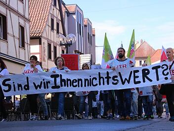 Rund 100 Mitarbeiter der Helios-Kliniken Bad Kissingen und Hammelburg zogen vom St. Elisabeth Krankenhaus in die Innenstadt Bad Kissingens. Sie demonstrieren für bessere Arbeitsbedingungen und höhere Löhne. Foto: Markus Klein