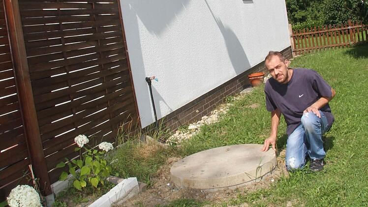 Bei Regen schaut Heiko Günther immer wieder in den Schacht, denn der Kanal verengt sich von 60 auf 20 Zentimeter Durchmesser. Foto: Sonny Adam
