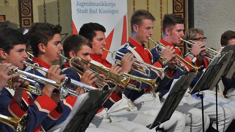 Das Jugendmusikkorps spielt den Auftakt zum 18. Kissinger Winterzauber. Foto: Archiv/Peter Klopf