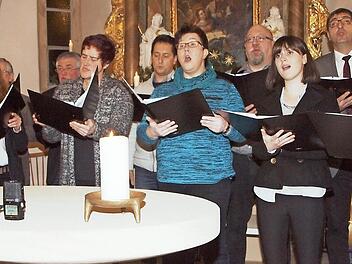 Die Gesangsgruppe JustForFun begeisterte bei einem Konzert in der Bartholomäus-Kapelle das Publikum mit einer großen Bandbreite von Liedern. Foto: Alfred Thieret