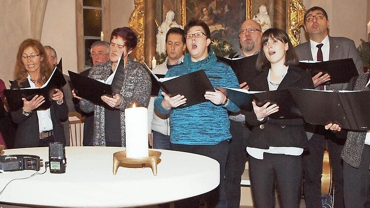 Die Gesangsgruppe JustForFun begeisterte bei einem Konzert in der Bartholomäus-Kapelle das Publikum mit einer großen Bandbreite von Liedern. Foto: Alfred Thieret