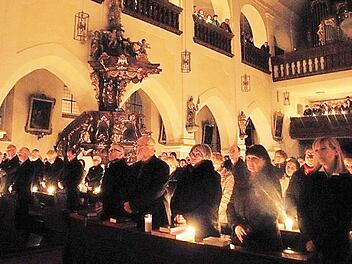 Im ersten Teil der Osternacht wurde die volle Stadtpfarrkirche nur vom Licht der Kerzen beleuchtet.  Foto: Peter Schramm