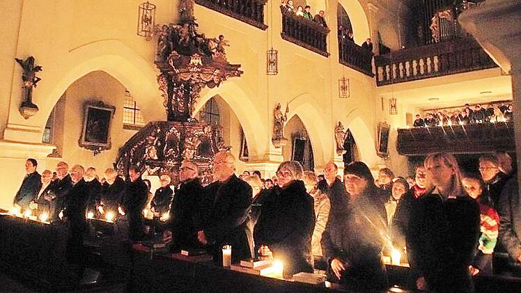 Im ersten Teil der Osternacht wurde die volle Stadtpfarrkirche nur vom Licht der Kerzen beleuchtet.  Foto: Peter Schramm