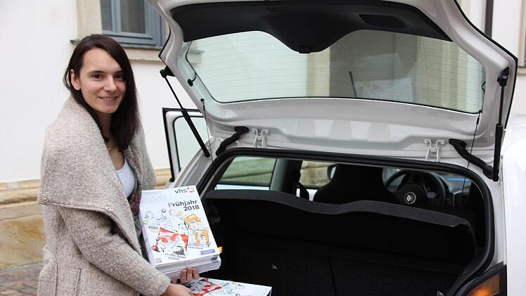 Bis Mittwoch sind die Programme an allen bekannten Abholstellen verteilt, verspricht Carolin Schuler.    Foto: Ralf Kestel