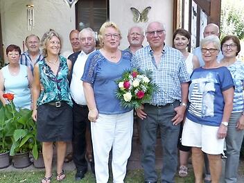 Das "Goldpaar" Helene und Manfred Blüchel (vorne, Bildmitte, mit Blumen) im Kreise der Gratulanten und Familie. Von links: Ingrid und Hans Mittler, Tochter Alexandra, Dieter Münslinger, Zweiter Bürgermeister Fritz Rösch, Albert Müller, Margitte Pöhlmann, Renate Backer sowie Otmar und Marianne Fischer Foto: Klaus-Peter Wulf
