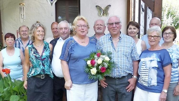 Das "Goldpaar" Helene und Manfred Blüchel (vorne, Bildmitte, mit Blumen) im Kreise der Gratulanten und Familie. Von links: Ingrid und Hans Mittler, Tochter Alexandra, Dieter Münslinger, Zweiter Bürgermeister Fritz Rösch, Albert Müller, Margitte Pöhlmann, Renate Backer sowie Otmar und Marianne Fischer Foto: Klaus-Peter Wulf