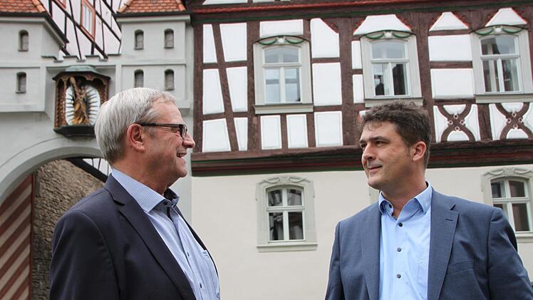 Joachim Schwigon (links) hat sich in Münnerstadt mit seinem Nachfolger Peter Rottmann getroffen. Beide verbindet, dass sie in Münnerstadt ihr Abitur abgelegt und sich an der Schule sehr wohl gefühlt haben.Heike Beudert