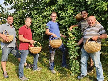Thomas Steger, Tobias Schmitt, Markus Koch, Andreas Kern und Theo Kern testen die Körbe. Foto: Carmen Schwind