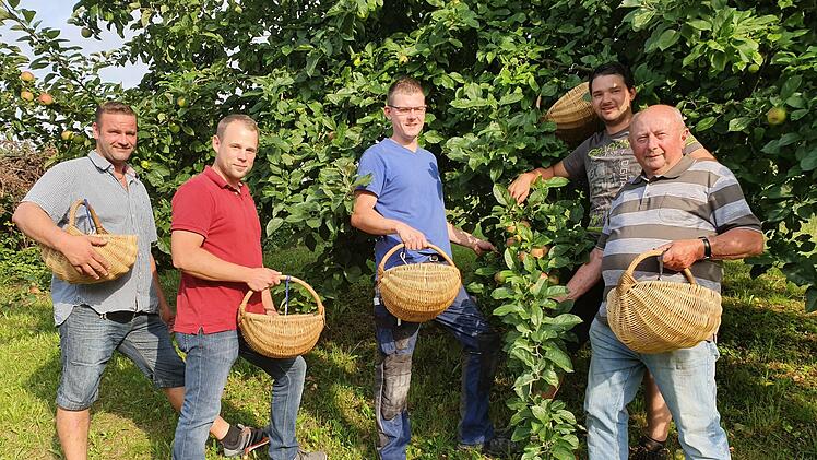 Thomas Steger, Tobias Schmitt, Markus Koch, Andreas Kern und Theo Kern testen die Körbe. Foto: Carmen Schwind