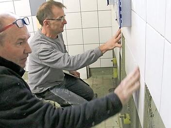 Für Fliesenleger, die sich selbstständig machen wollen, gilt künftig wieder die Meisterpflicht. Unser Foto zeigt Reinhold Lochner und Georg Wendler von Fliesen Schmitt aus Unterleinleiter.  Foto: Josef Hofbauer