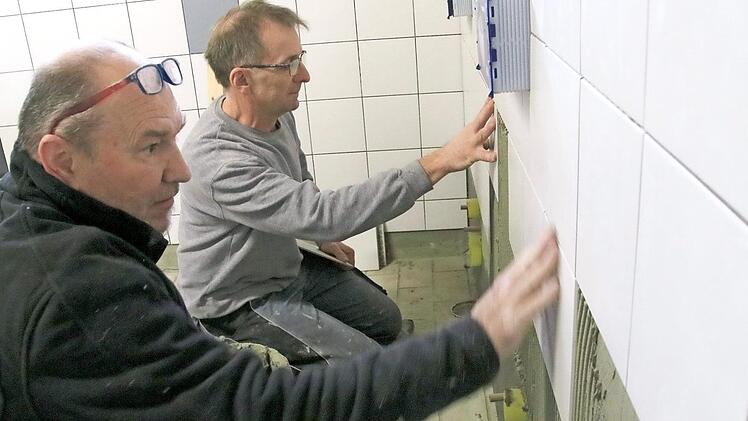 Für Fliesenleger, die sich selbstständig machen wollen, gilt künftig wieder die Meisterpflicht. Unser Foto zeigt Reinhold Lochner und Georg Wendler von Fliesen Schmitt aus Unterleinleiter.  Foto: Josef Hofbauer
