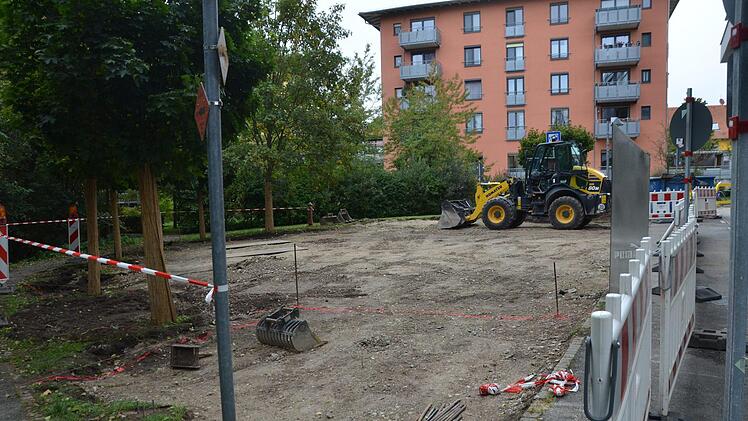 Auch das Park-Rondell wird umgebaut.  Fotos: Bernhard Panzer