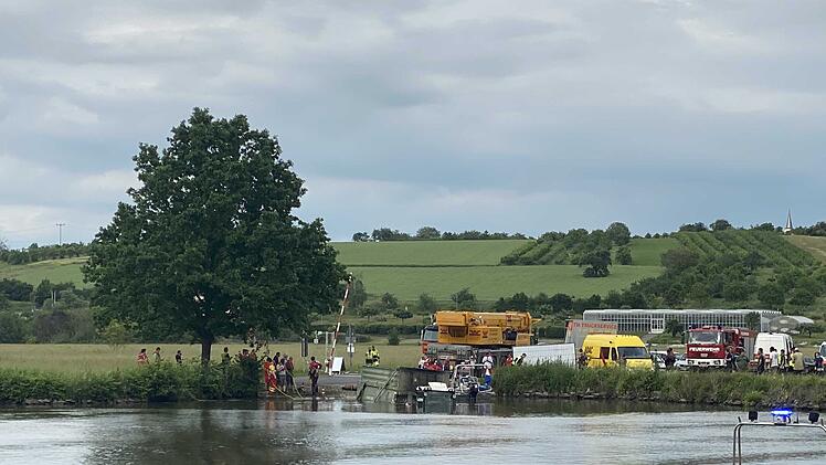 Ungewöhnlicher Wasserrettungseinsatz: Traktor rollt rückwärts in den Main