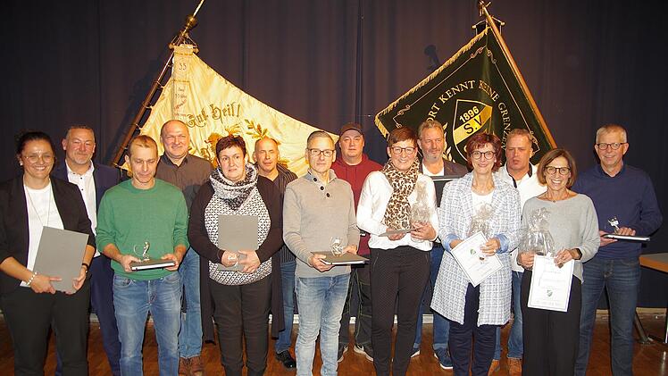BSJ-Würdigung (von links): Tanja Sadowski, Oliver Mainberger, Matthias Glöckler, Carsten Zureck, Grit Karsten, Holger Murk, Yves Engel, Ursula Werner, Alexander Werner, Brigitte Ressel, Stefan Köth, Angelika Koch, Hans-Jürgen Koch.