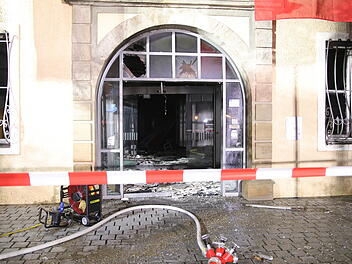 Kreis Ansbach: Automatensprenger setzen Haus in Brand - Bewohnerin (27) verletzt Kreis Ansbach: Automatensprenger setzen Haus in Brand - Bewohnerin (27) verletzt