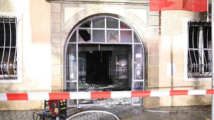 Kreis Ansbach: Automatensprenger setzen Haus in Brand - Bewohnerin (27) verletzt