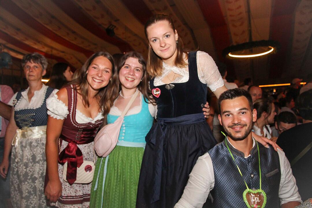 Tanzen, Feiern, Mitsingen &ndash; bayerische Partystimmung bis Mitternacht.