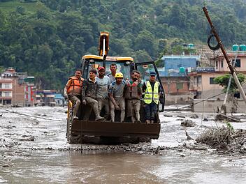 Sturzflut an Grenze zwischen China und Nepal