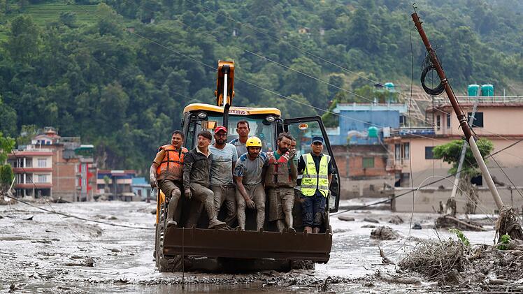 Sturzflut an Grenze zwischen China und Nepal