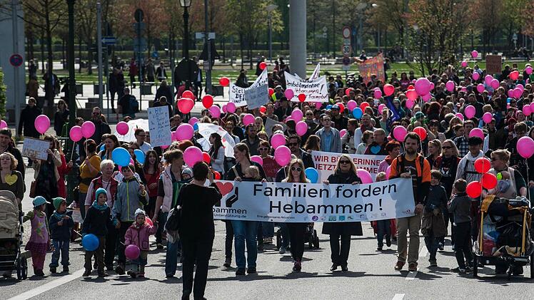 Nach Angaben der Polizei nahmen schätzungsweise 2000 Menschen an einer Demonstration gegen die geplante Erhöhung der Versicherungsprämien für freiberufliche Hebammen teil. Foto: Paul Zinken/dpa