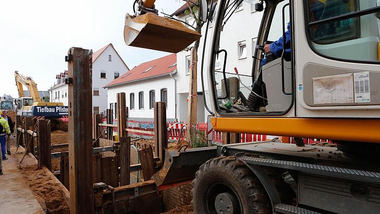 Für die Arbeiten musste die Hallstadter Straße gesperrt werden.   Foto: Matthias Hoch