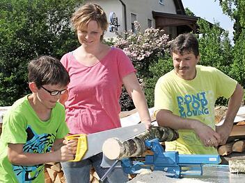 Von dem Baumstamm sollten die Teilnehmer eine Scheibe von exakt 200 Gramm absägen.  Fotos: Gerda Völk