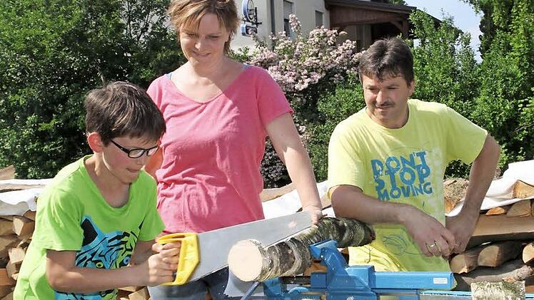 Von dem Baumstamm sollten die Teilnehmer eine Scheibe von exakt 200 Gramm absägen.  Fotos: Gerda Völk