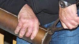 Ganz schön schwierig, die Kapsel zu öffnen: Gotfried Behr schafft's.