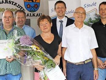 Zwei Verabschiedungen und zwei 25-jährige Dienstjubiläen bei der Stadt Rödental (von links): Rudolf Kluge (25 Jahre), Personalchef Stephan Schreiegg, Gitta Annemüller (25 Jahre und frischgebackene Ruheständlerin), Bürgermeister Marco Steiner, Andreas Schreiber ( Ruhestand) und Personalrat Hubert Maar.  Foto: Manja von Nida